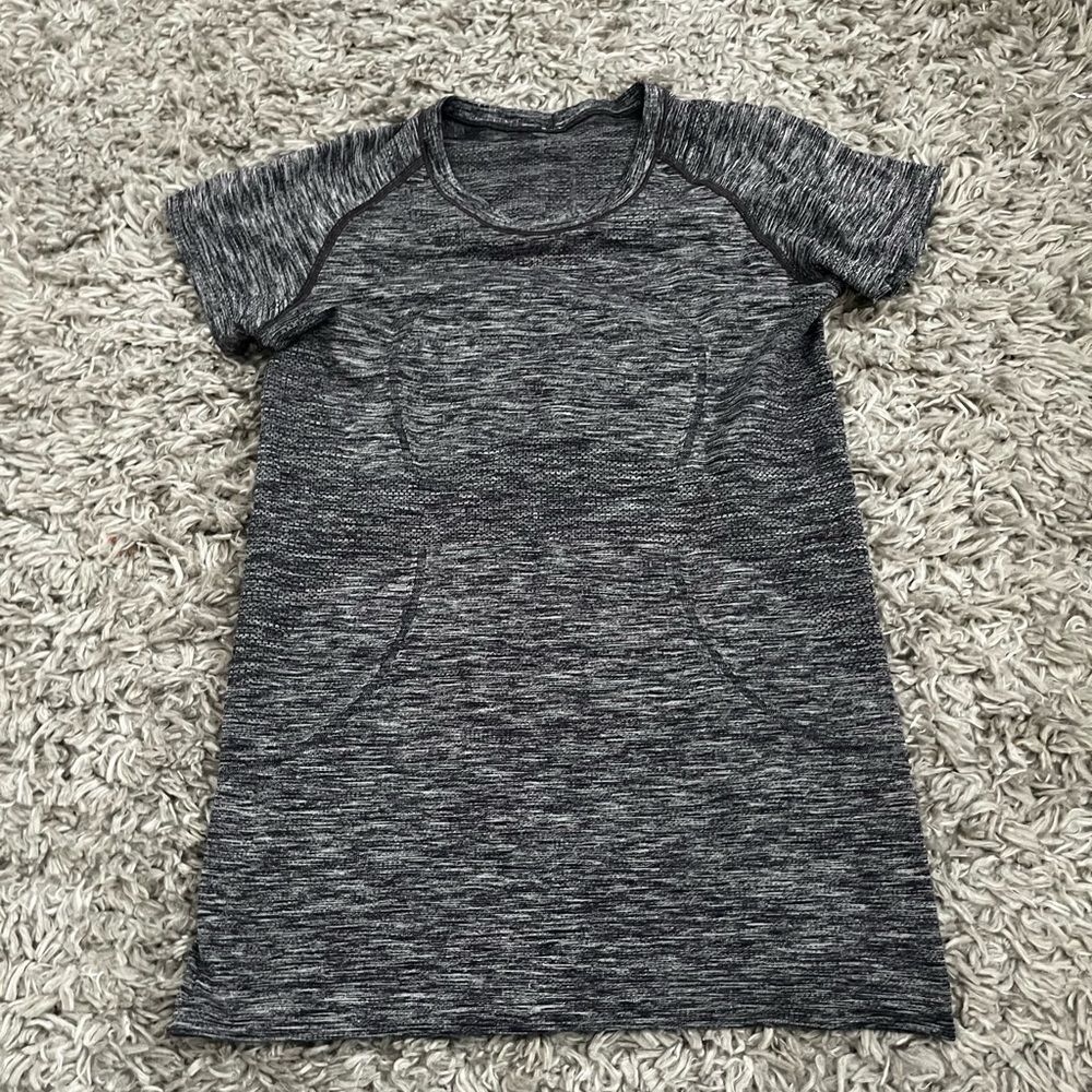 Lululemon grey swiftly tech short sleeve shirt size 8